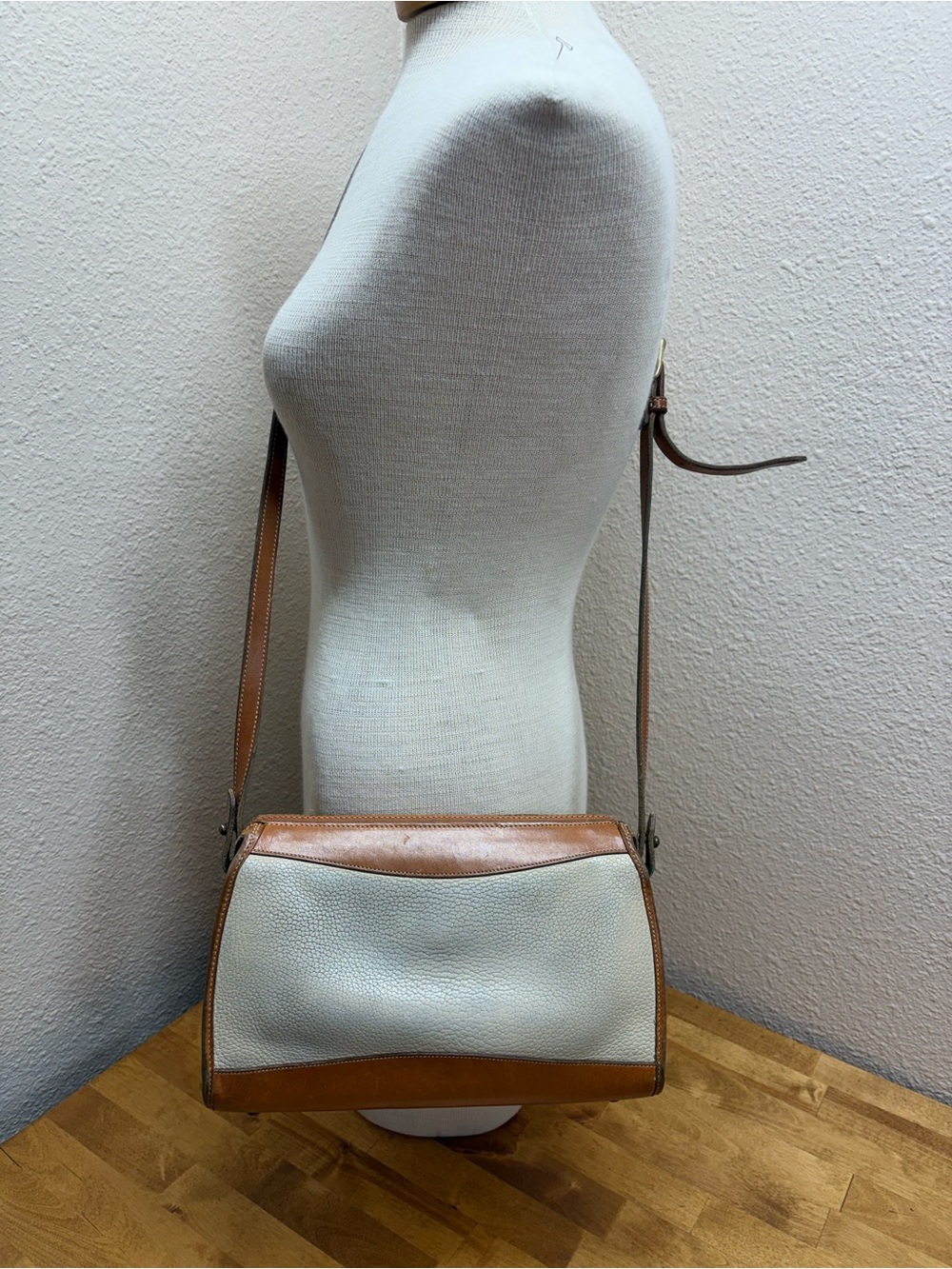 Vintage Dooney & Bourke AWL Crossbody Bag Taupe Tan Leather USA Satchel - Picture 6 of 13